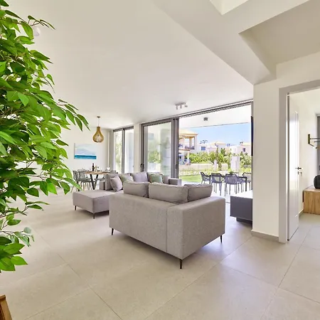 - Beachfront Roof Pool Seaviews 度假居 *