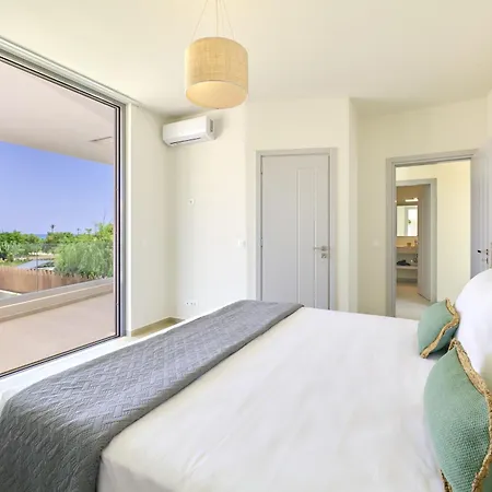 - Beachfront Roof Pool Seaviews 度假居