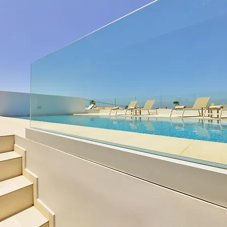 Casa de Férias - Beachfront Roof Pool Seaviews