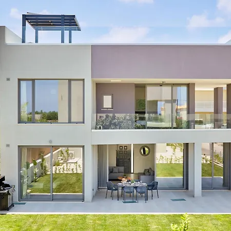 - Beachfront Roof Pool Seaviews *
