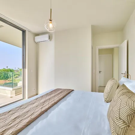 - Beachfront Roof Pool Seaviews 度假居