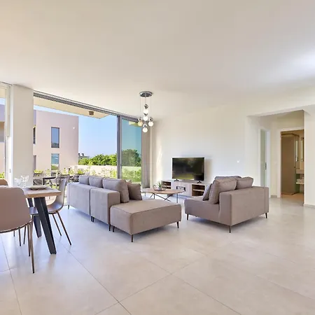 - Beachfront Roof Pool Seaviews