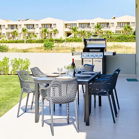 - Beachfront Roof Pool Seaviews *